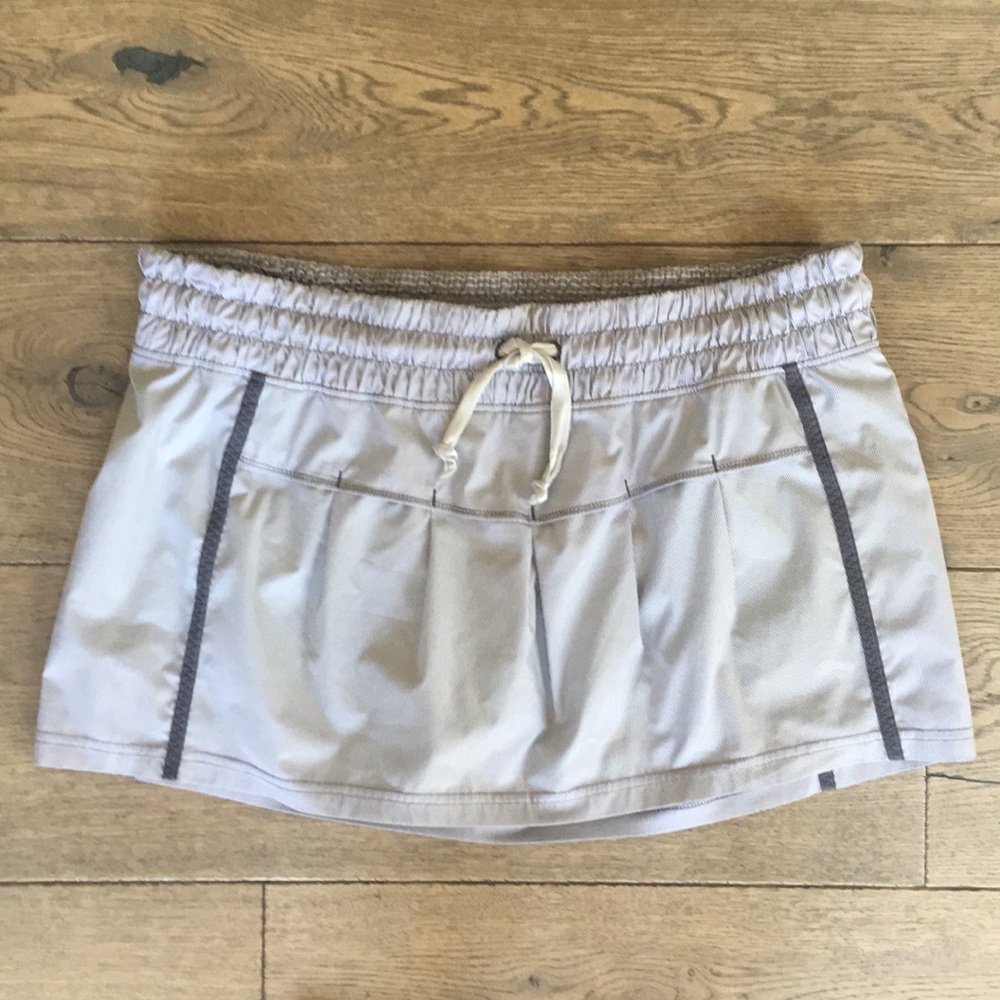 Luluemon grey & white stripe pleated tennis skirt